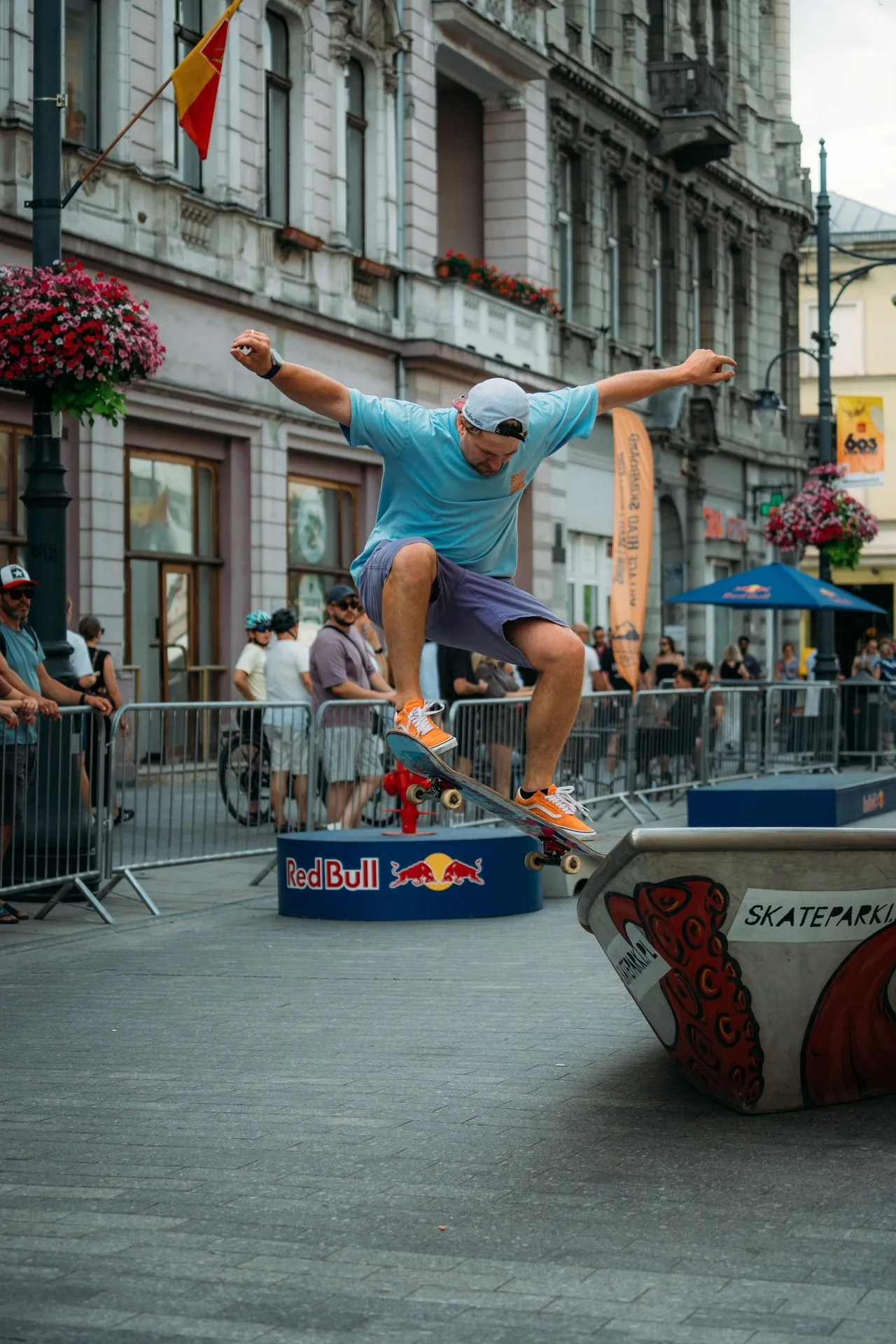 Mariusz podczas jazdy na deskorolce na miejskim skateparku