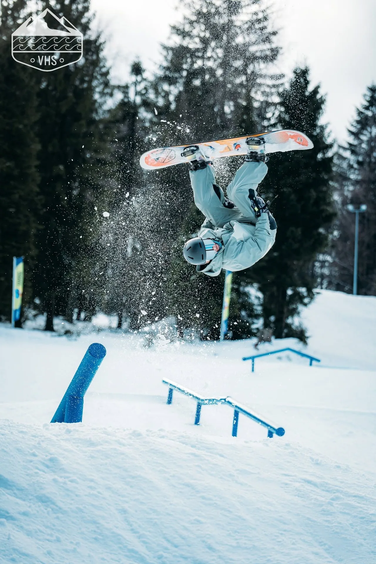 Snowboardzista w locie nad śnieżnym skokiem