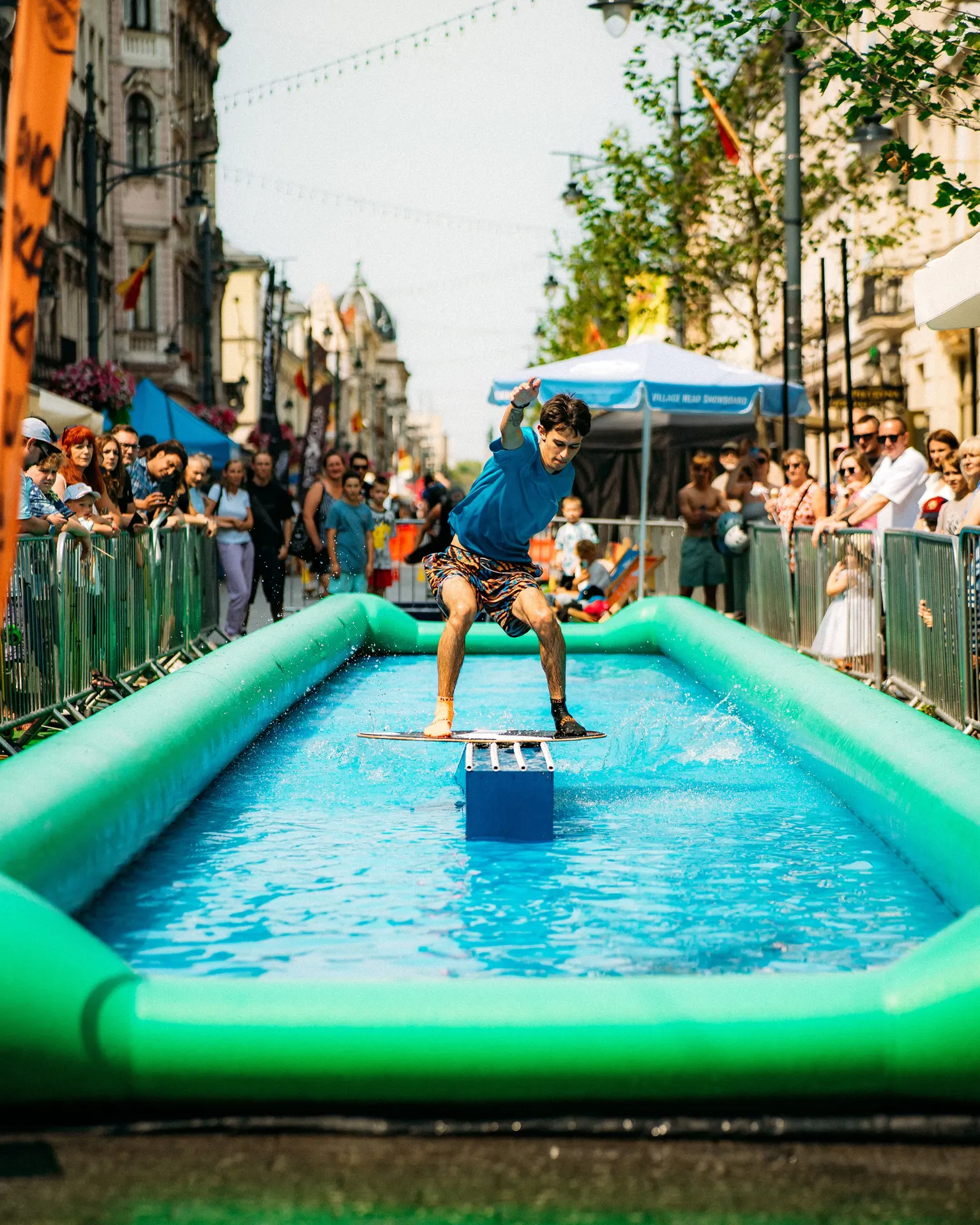 Uczestnik eventu na mobilnym torze skimboardowym VHSBOARD