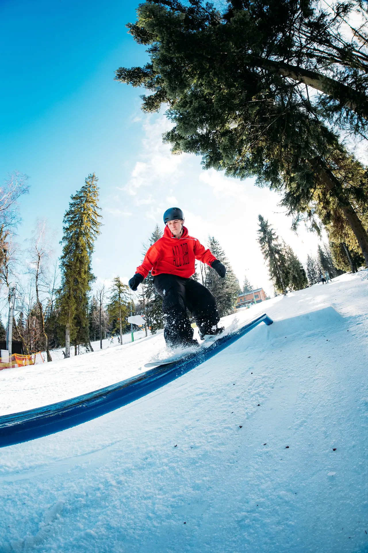 Dziecko na snowboardzie podczas zimowego obozu VHSBOARD