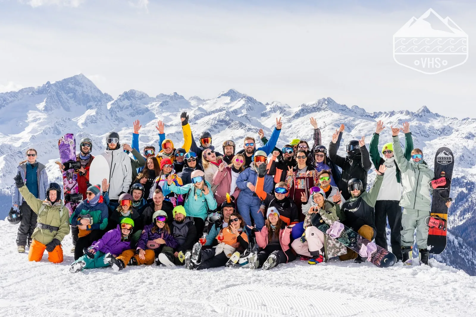 Uczestnicy wyjazdu snowboardowego VHSBOARD w zaśnieżonych górach