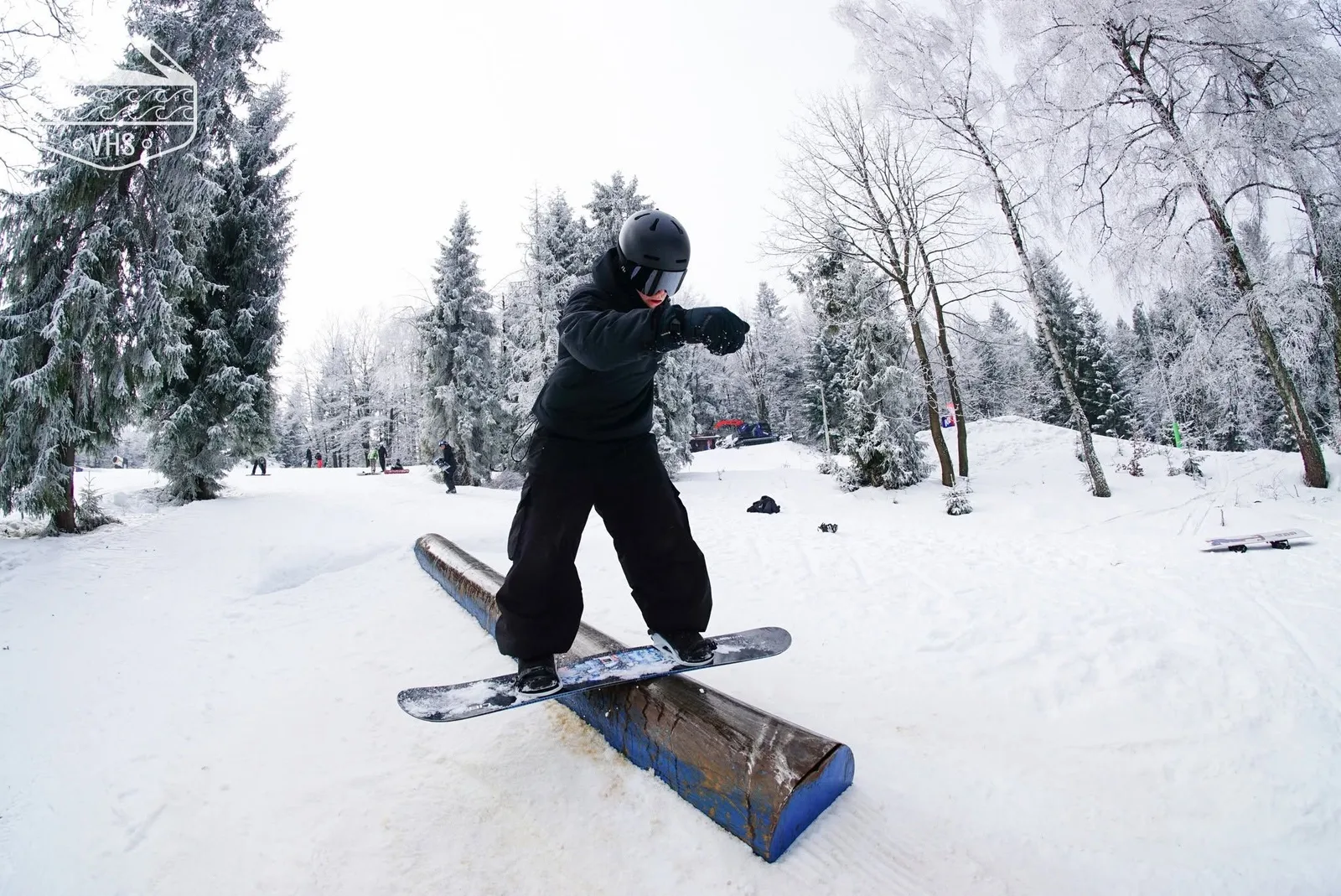 Uczestniczka obozu snowboardowego podczas zimowej jazdy w górach